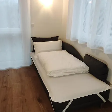 Doppel-zweibettzimmer Mit Kueche Und Grossem Wintergarten 公寓 罗伊特林根