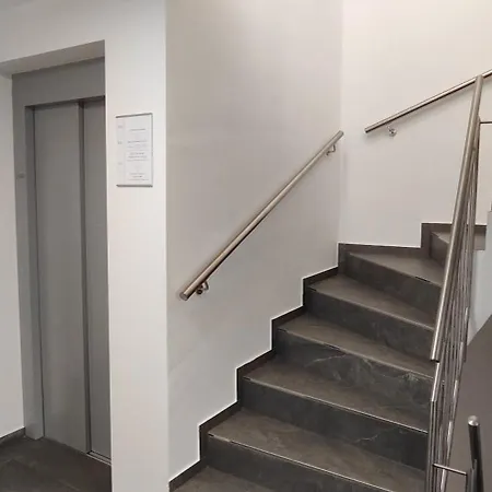 Doppel-zweibettzimmer Mit Kueche Und Grossem Wintergarten Appartement Reutlingen