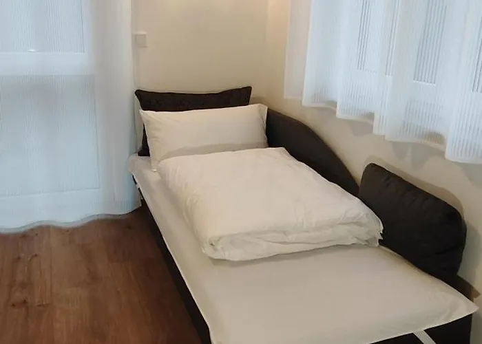 Doppel-zweibettzimmer Mit Kueche Und Grossem Wintergarten Appartement Reutlingen